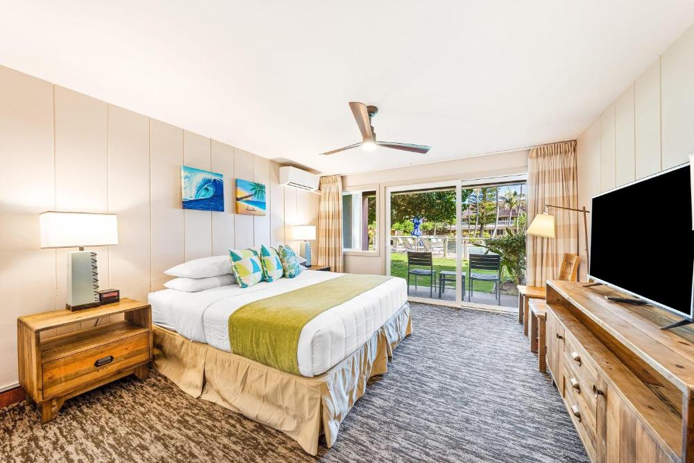 King Room with Partial Ocean/Pool View - Non-Smoking interior